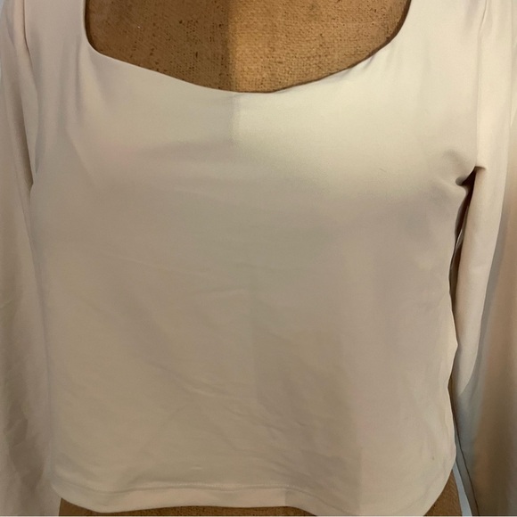 Old Navy Active cream XL crop top w/scoop neck & long sleeves built in bra - Picture 3 of 8